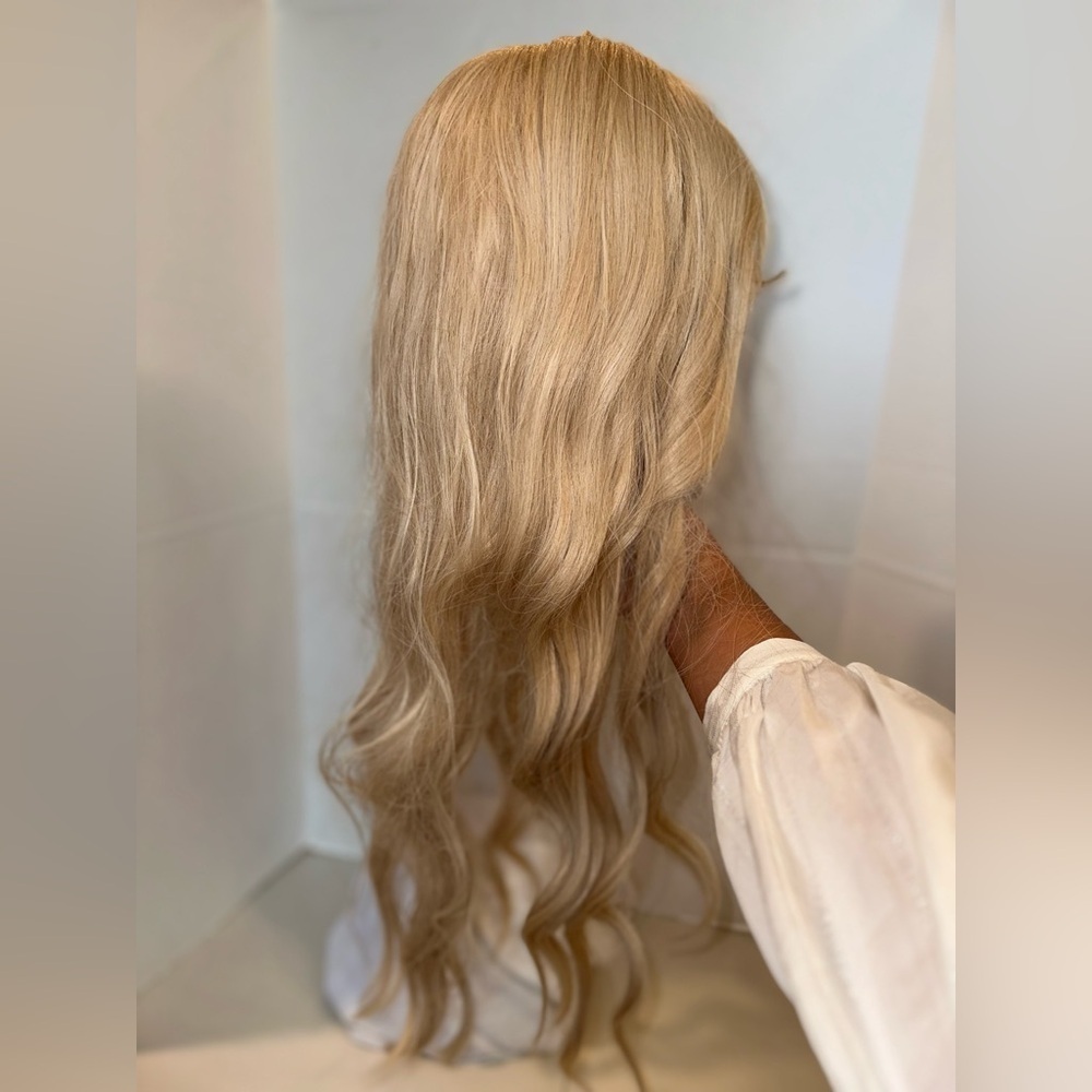 Long Wavy Blonde Wig ๐ฉท - Picture 4 of 8